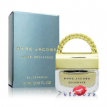Marc Jacobs Divine Decadence EDP 4mL ให้สัมผัสนุ่มละมุน หรูหรา เปี่ยมเสน่ห์ อบอวลไปด้วยมนต์เสน่ห์ของดอกไม้นานาพันธุ์ ช่วยเติมเต็มความหอมสดชื่นอย่างเต็มเปี่ยม สะท้อนถึงความโดดเด่น ตราตรึง ชวนหลงใหล