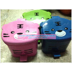 P06495 ถังขยะเหยียบเล็ก น้องหมี ขาย 25 บาท (ราคาส่งต่อ 1 โหล: 12 ชุด)