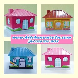 P09433 กระปุกออมสินพลาสติก รูปบ้าน (14*17*13 cm) สีสันสดใส No.592 ราคาส่งต่อ 1 โหล: 12 อัน