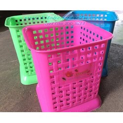 P04865 ตะกร้าใส่ช้อน แบบตั้ง ทรงเหลี่ยม (13.8*13.8*15.2 cm) สีเจ็บ ราคาส่งต่อ 1 โหล : 12 ใบ (คลิ๊กที่สินค้าเพื่อดูรายละเอียด)
