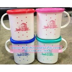 P03608 ถ้วยหูโดเรมี พิมพ์ลาย มีฝาปิด (7.5 X 10.5 X 8.6 CM.) No.204PC ราคาต่อ 1 โหล : 12 ใบ