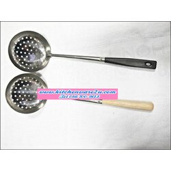 P08359 ตะแกรงเจาะรูสแตนเลส 12 ซม ด้ามไม้ TP-066 ราคาส่งต่อ 30 โหล: 360 อัน: เฉลี่ย 15.5 บ/อัน (ขายส่งยกมัด ยกลัง)