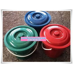 P06949 ถังน้ำหูพลาสติก 1 แกลอน (19*19*15 cm) พร้อมฝา สีเข้ม เกรดบี (ราคาส่งต่อ 12 โหล: 144 ใบ:เฉลี่ย 132 บาท/โหล)