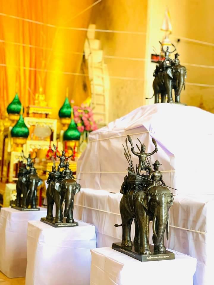 รูปหล่อ พระนเรศวร ทรงช้าง ออกศึก เนื้อทองเหลือง ปี2563