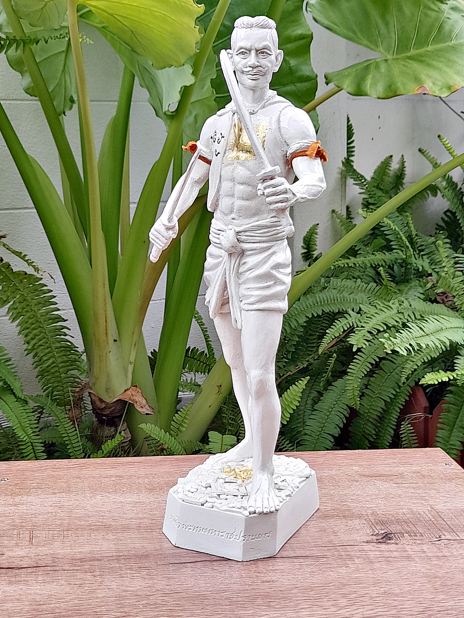 รูปหล่อ หุ่นพยนต์ขุนศึกพรหมมหาราช ปราบมาร (เชิญดวงจิตเทวดา ท่านปู่ขุนศึก ยุค นักรบไทย ของพระเจ้าพรหมมหาราช) เนื้อเรซิ่น สีขาว (ขนาดสูง14นิ้ว ฐาน3x5นิ้ว) (จัดสร้างเพียง99องค์) ปี2559 #รับประกันแท้ - หลวงพ่อหนุน วัดพุทธโมกข์