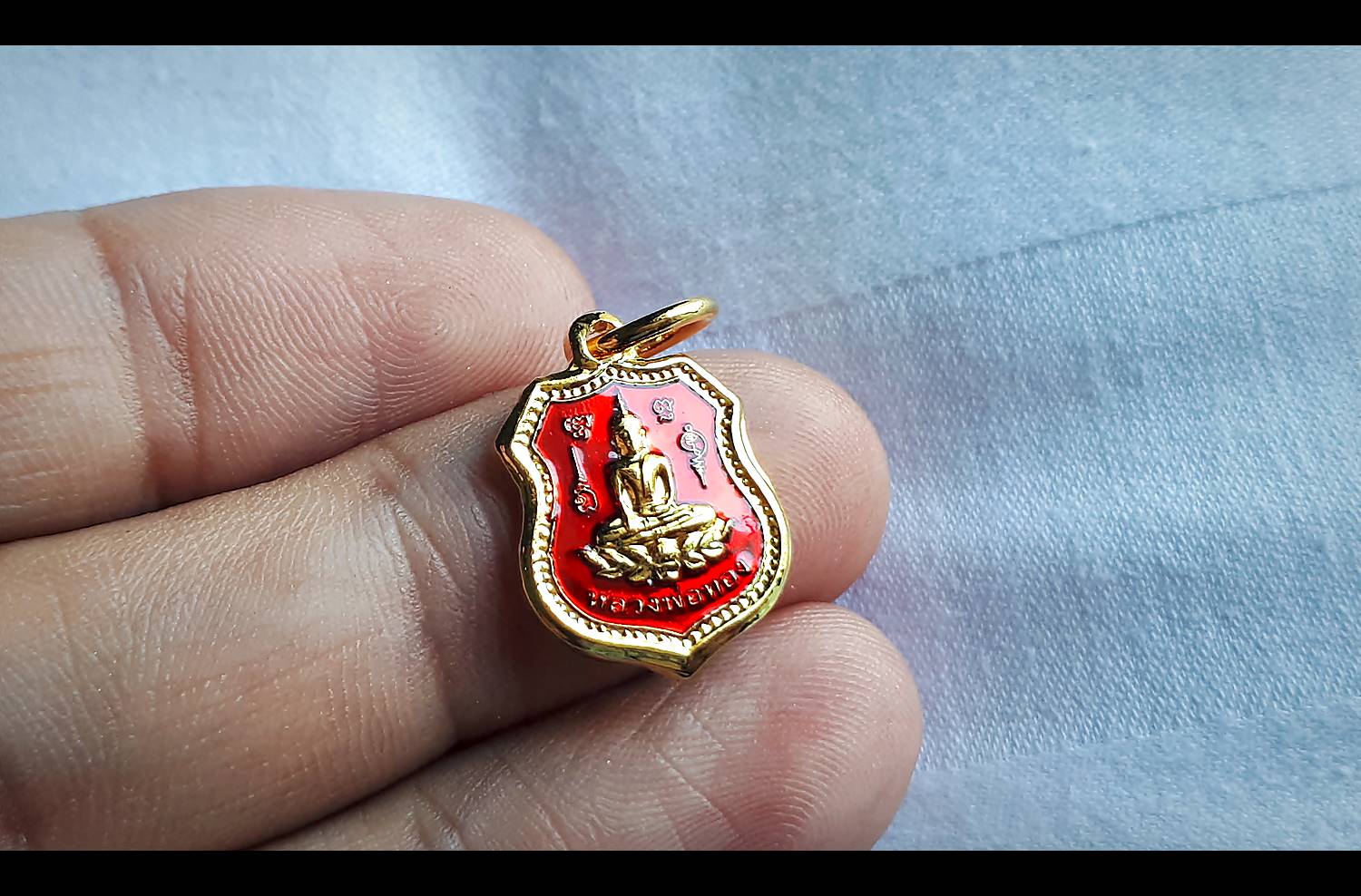 เหรียญหลวงพ่อทอง วัดเขาตะเครา (เหรียญเม็ดแตง จิ๋ว ทรงโลห์) เนื้อกระไหล่ทอง ลงยาสีแดง ปี2555-2556 (ออกจากปลุกเสกแล้วจากวัดเขาตะเครา)