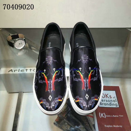 given men แบบอีกเยอะกดดูด้านในค่ะ size 38-44 ,45-46 มีบางแบบ