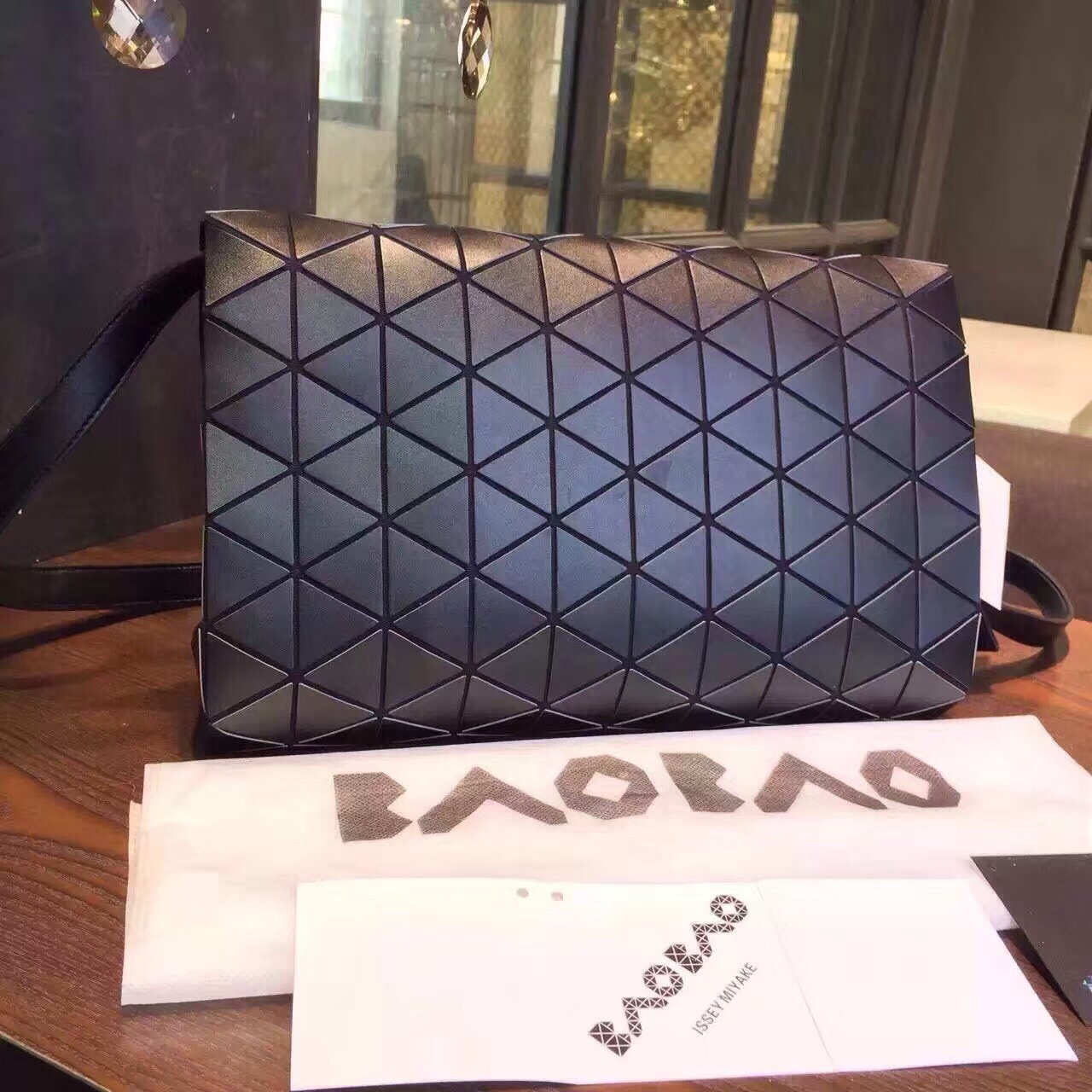 กระเป๋าสะพายข้าง issey สีดำด้าน ถอดสายถือเป็นคลัชได้