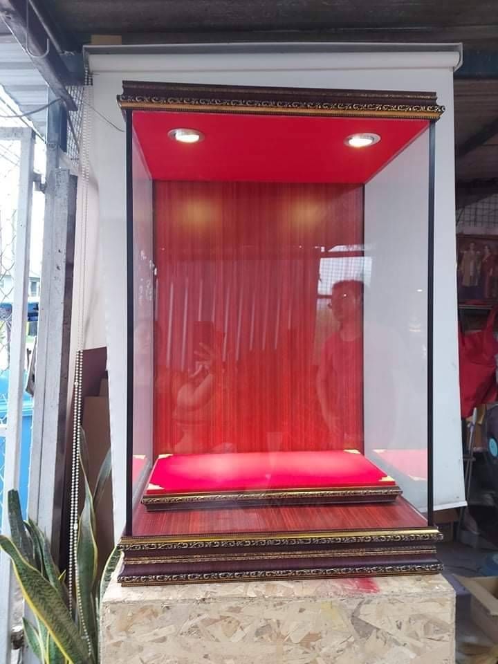ตู้กระจก ตู้พระ ครอบพระ ตู้ไฟ กันฝุ่น ไฟส่องสว่าง2ดวง (ขนาดพระสำหรับองค์ใหญ่ หน้าตัก12นิ้ว) (งานสั่งทำใช้เวลาในการทำ 10วัน)