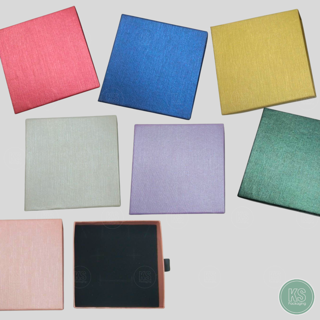 กล่องกระดาษแบบลิ้นชักลายผ้าไหม ขนาด 10x10x3.4cm ใช้จัดเก็บเครื่องประดับให้เป็นระเบียบ ด้านในกล่องมีฟองน้ำสีดำ
