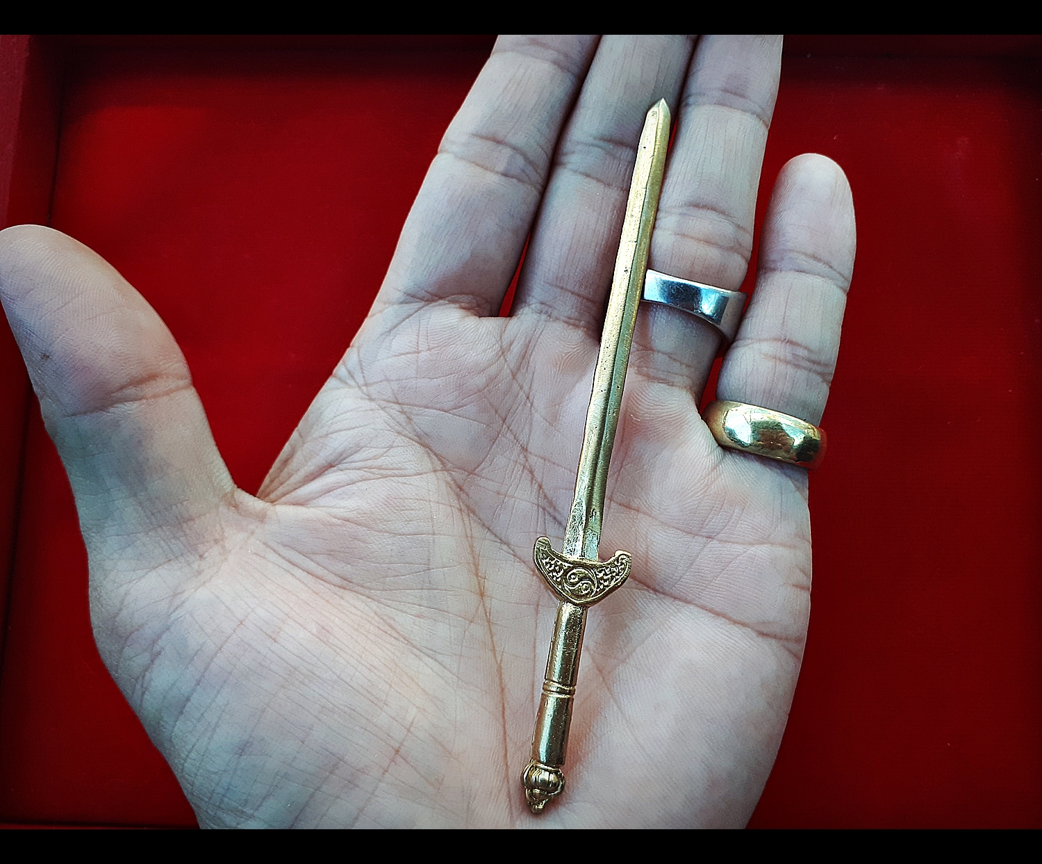 รูปหล่อ เซียนแปะ วัดศาลเจ้า ถือ กระบี่และแส้ ล้างอาถรรพ์ (ขนาด 8.9นิ้ว) (สร้างตามจำนวนที่สั่งจอง) เนื้อโลหะชนวน ฐานบรรจุผงมวลสารฟ้าประทานพร ปี2561 #รับประกันแท้ - หลวงพี่เก่ง วัดท่าเสา ปลุกเสก