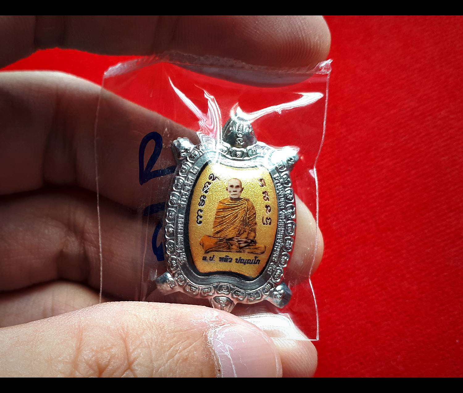 เหรียญ ล็อกเก็ต หลวงปู่หลิว วัดไร่แตงทอง เนื้อดีบุก ฉากหลังสีทอง ด้านหลังมีจิ้กจกและกัณหาชาลี (ขนาดจิ๋ว เม็ดแตง) (บรรจุฝัง เกศา อัฐิ หลวงปู่หลิว และ มวลสารอื่นๆ) ปี2560