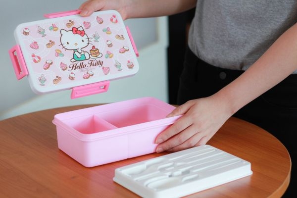 P10455 กล่องข้าวแบ่ง 2 ช่อง+ช้อน ล๊อคได้ ขายดี ลายคิตตี้ (14.5*22.2*6.7 cm) เกรดเอ สีสวย ลิขสิทธิ์ถูกต้อง No.9197 (ราคาส่งต่อ 12 ชุด:100 บต่อชุด)