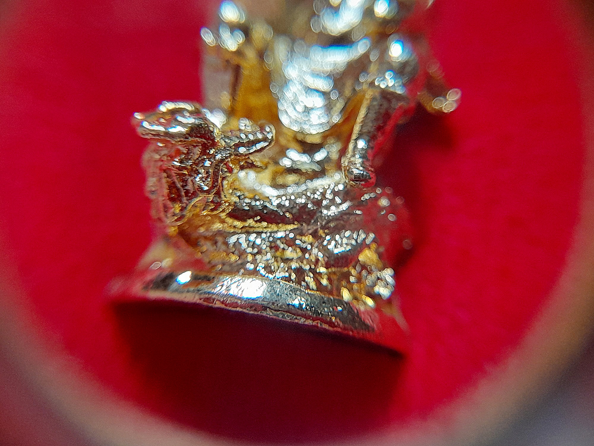 ท่านจี้กง (มีพัด น้ำเต้า ประทับบนมังกร ครบจบที่องค์เดียว) ประทับพญามังกร (ขนาดห้อยคอ ลอยองค์ (ขนาดพกพา)) เนื้อชุบทอง ปี2564 #รับประกันแท้