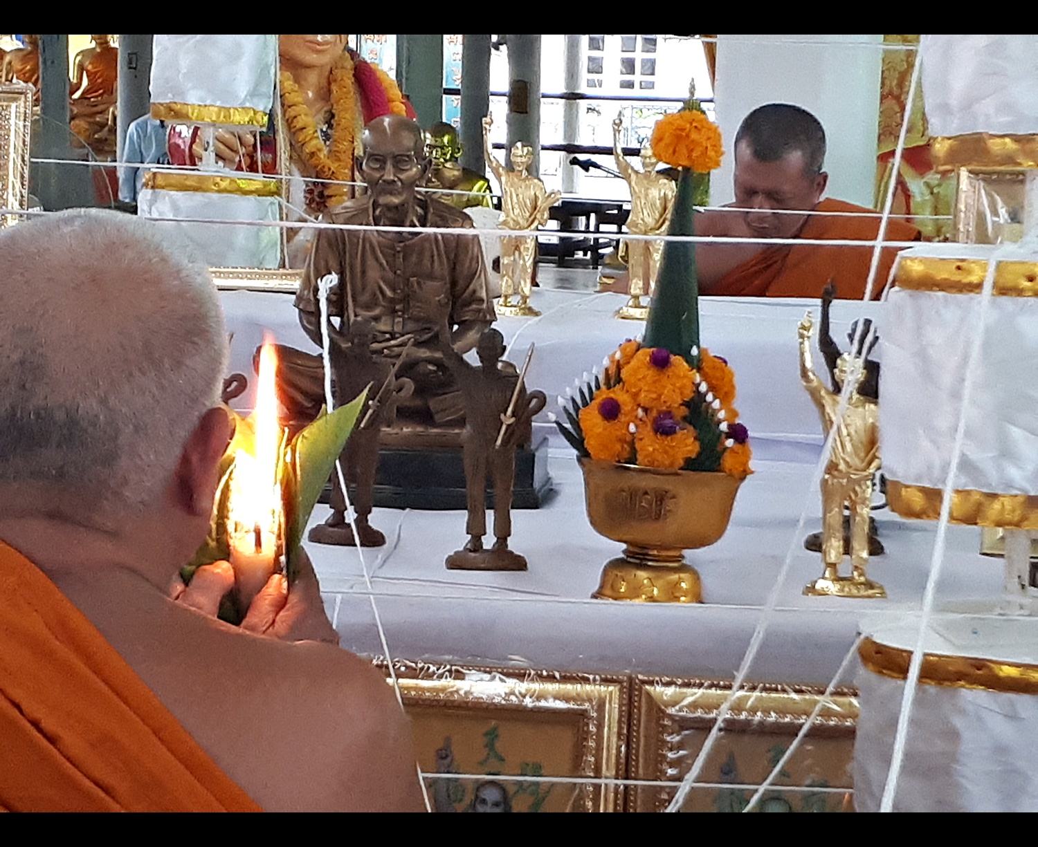 รูปหล่อ เซียนแปะ วัดศาลเจ้า ถือ กระบี่และแส้ ล้างอาถรรพ์ (ขนาด 8.9นิ้ว) (สร้างตามจำนวนที่สั่งจอง) เนื้อโลหะชนวน ฐานบรรจุผงมวลสารฟ้าประทานพร ปี2561 #รับประกันแท้ - หลวงพี่เก่ง วัดท่าเสา ปลุกเสก