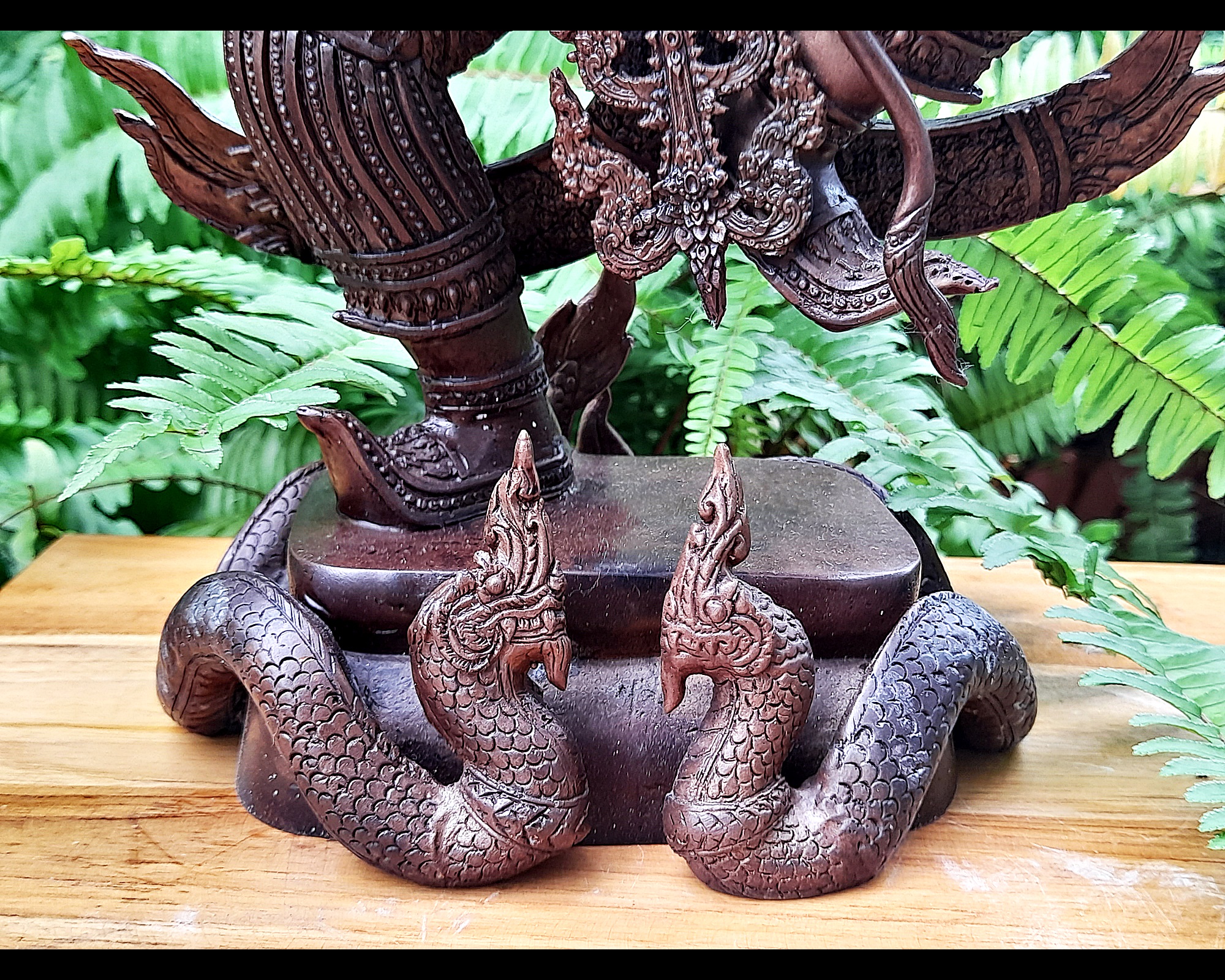 รูปหล่อ ท้าววิรูปักษ์ (อาวุธประจำกาย คันศรพญานาค+สังวารพญานาค ) ยืนประทับพญานาค (ผู้ปกครองและเป็นใหญ่ในเหล่าพญานาค มีบริวารเป็นเหล่าพญานาค) - (เทวดาระดับสูงชั้นจาตุมหาราชิกา มีตำแหน่งเป็น1ใน4 ของท้าวมหาราช) เนื้อทองเหลือง ผิวน้ำตาลเข้ม (ขนาดใหญ่ตั้งบูชา ส