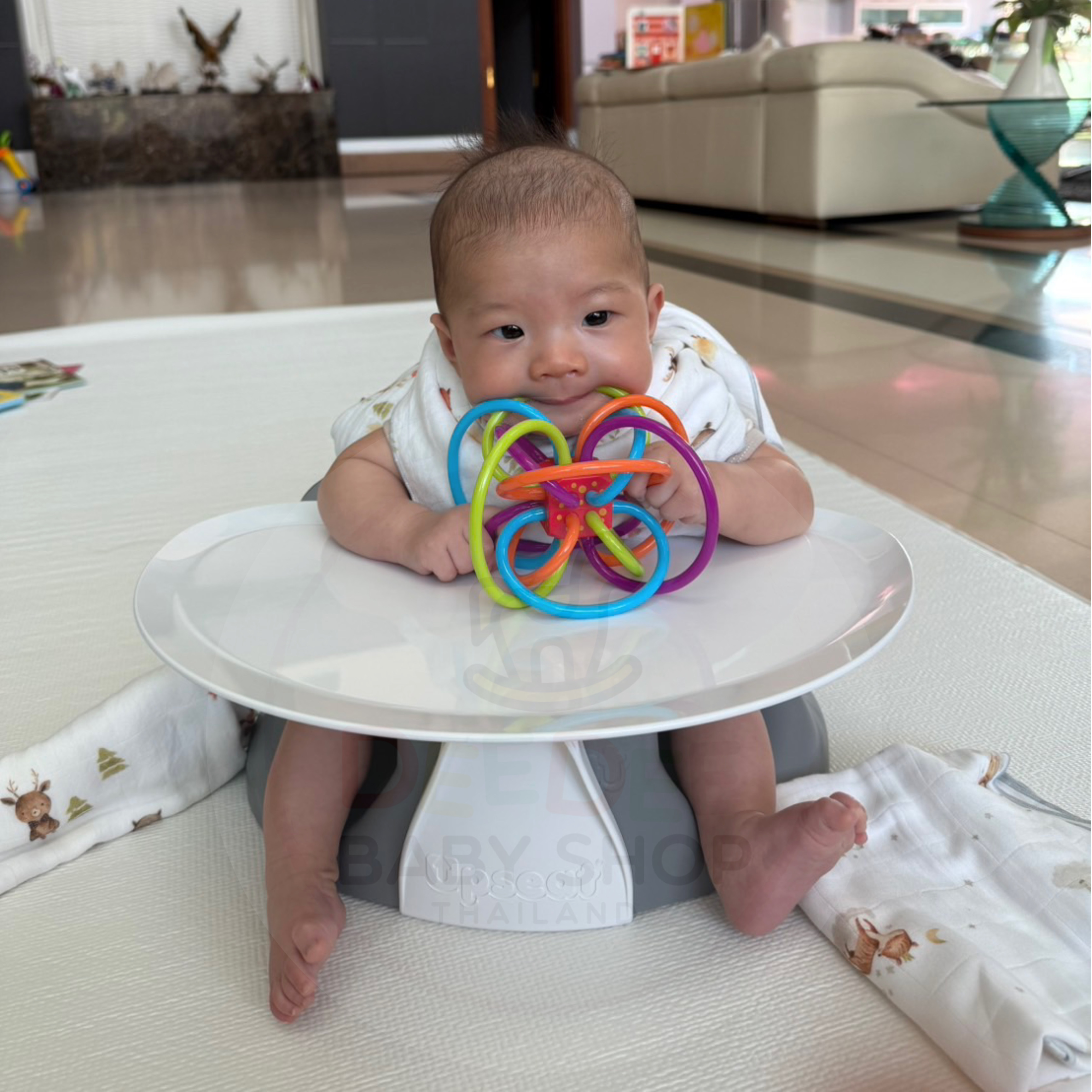 ยางกัดทรงลูปเสริมพัฒนาการ The Manhattan Toy Winkel Rattle and Sensory Teether