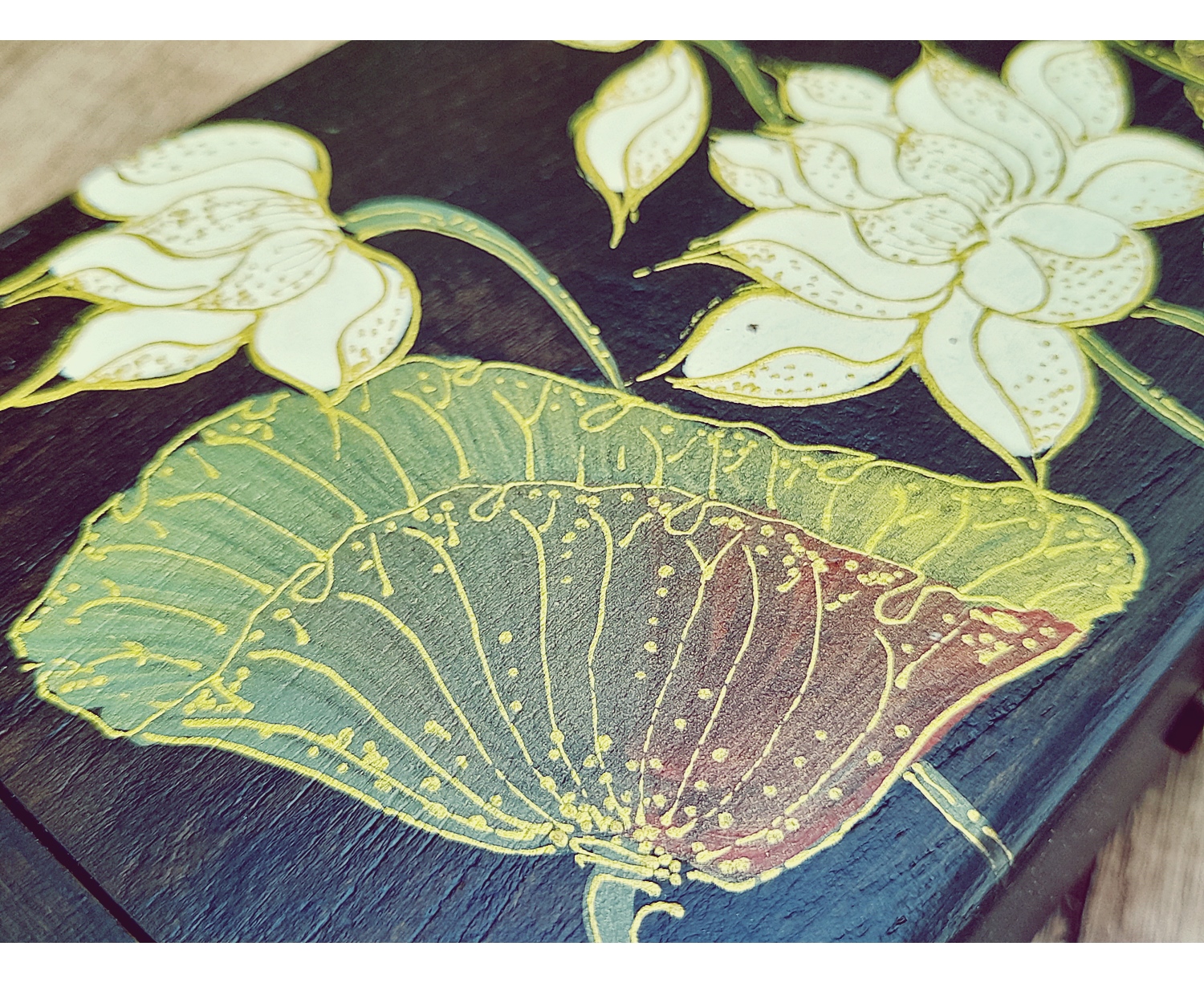 กล่อง หีบตลับกลัก เนื้อไม้สัก วาดลายดอกบัวขาว(งานฝีมือ) (ก9×ย18×ส5ซม) (ความหนาเนื้อไม้ 10มิล) - (ใส่เก็บของต่างหรือวัตถุมงคล แนวคลาสิคโบราณ วินเทจ Vintage แต่งบ้าน แต่งร้าน)