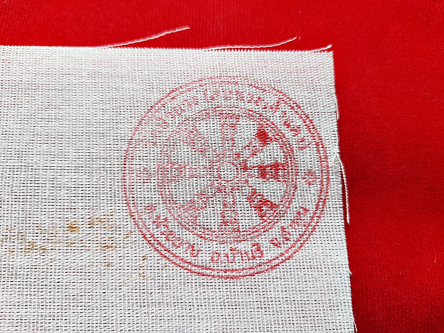 ผ้ายันต์รอยฝ่ามือ (ฝ่ามือพระโพธิสัตว์มังกรฟ้า) (มือขวา ปั๊มขมิ้นสด ไม่อดไม่อยากไปไหนใครก็รักแคล้วคลาด) ปี2553 (#รับประกันแท้) - ครูบากฤษดา วันสันพระเจ้าแดง(วัดป่ายาง) จ.ลำพูน