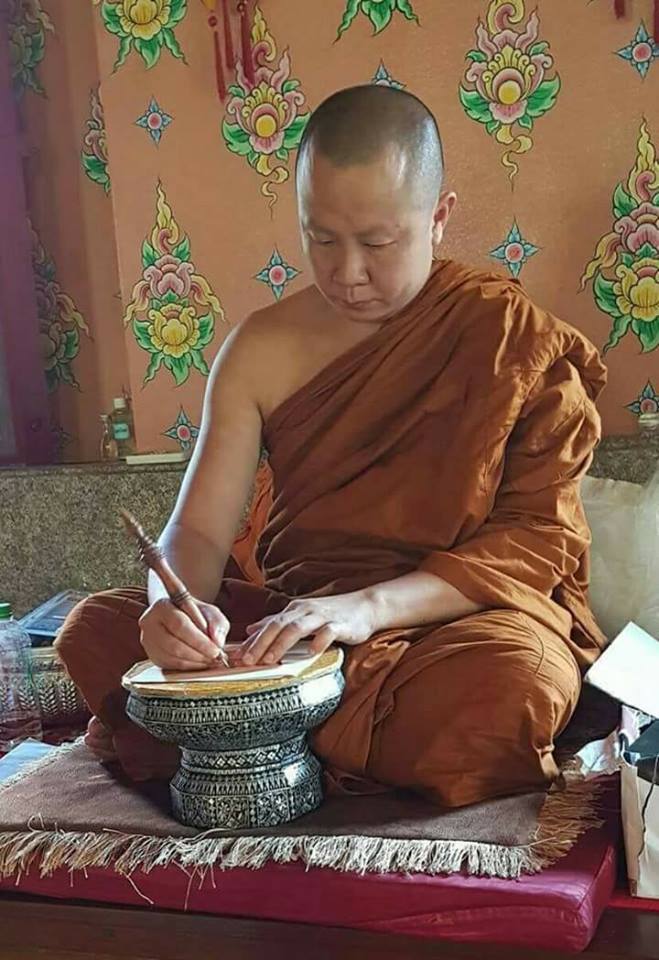 พระสมเด็จหลวงพ่อโตในวิหาร เนื้อผงชนวนมวลสารเก่าหลวงพ่อกวย รุ่นแรงครู ปี2560 หลวงพ่อกวย วัดโฆสิตาราม(วัดบ้านแค) จ.ชัยนาท ปี2563 - (ขนาด 5x7นิ้ว จีวรส้ม ด้านหน้ายันต์ครู ยันต์นะปัดตลอด ด้านหลังยันต์มงกุฎพระพุทธเจ้าหนุนดวง) ปี2563 #ปลุกเสกที่วัดโฆสิตาราม #รั