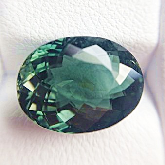 Natural Tourmaline พลอยทัวมารีน รูปไข่ หนัก 4.36 กะรัต สีเขียวเข้ม ความสะอาดมองตาเปล่าสะอาดไม่มีตำหนิ ส่องด้วยกล้องขยายสะอาด 98%