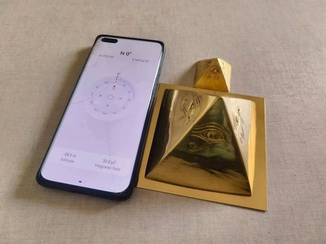 พีระมิด(เล็ก) เนื้อทองเหลือง ปี2568 - หลวงพ่อบ๊ะ วัดโพธิลังการ์