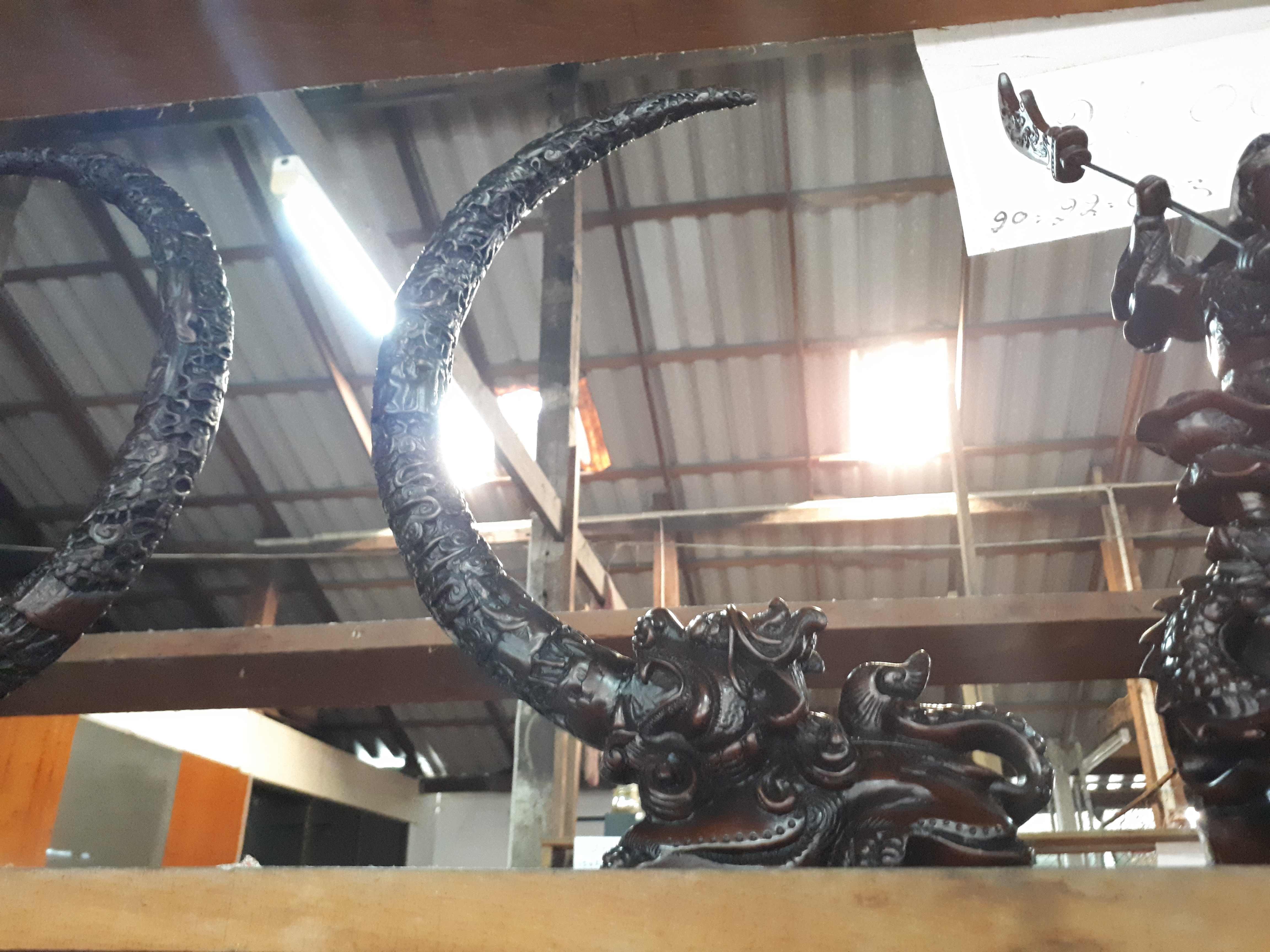 งาช้าง สิงห์โตจีน จำลอง เนื้อเรซิ่น สีน้ำตาลเข้ม แกะสลัก (ขายปลีก ขายส่ง)