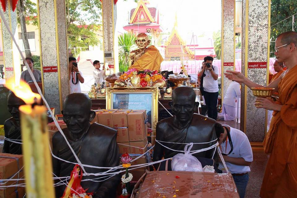 พระสมเด็จปรกโพธิ์ 9ใบ พิมพ์ใหญ่ หลังพระแม่ธรณี เนื้อผงอิธิเจแก่น้ำมัน (ชุดพิเศษ ชุดกรรมการ ปิดทองนำฤกษ์) หลวงพ่อกวย วัดโฆสิตาราม รุ่นแรงครู 2560 (พร้อมเลี่ยมกันน้ำ ใส่กรอบเงินแท้ ลาย หัวสิงห์ ลงยา ลายสุโขทัย ชุบทอง) #รับประกันแท้