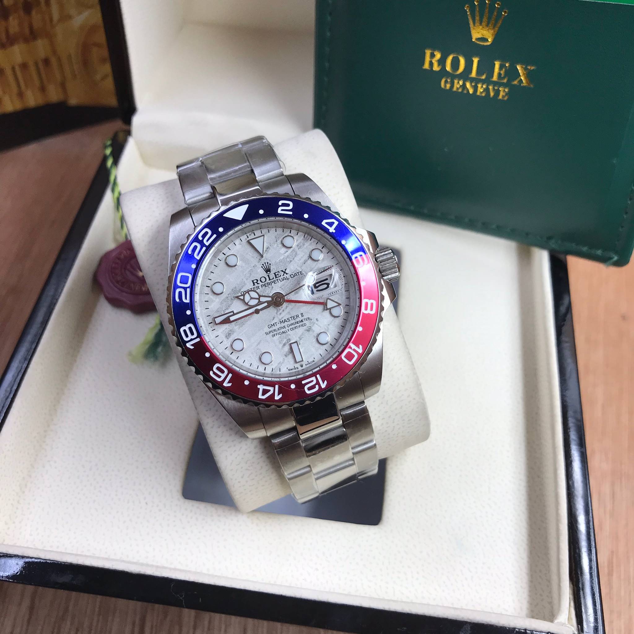 นาฬิกา Rolex รุ่น GMT Master II สีเงิน กรอบเซรามิค น้ำเงิน-แดง สายเลสสีเงิน หน้าปัดสีขาว งาน Mirror Swiss