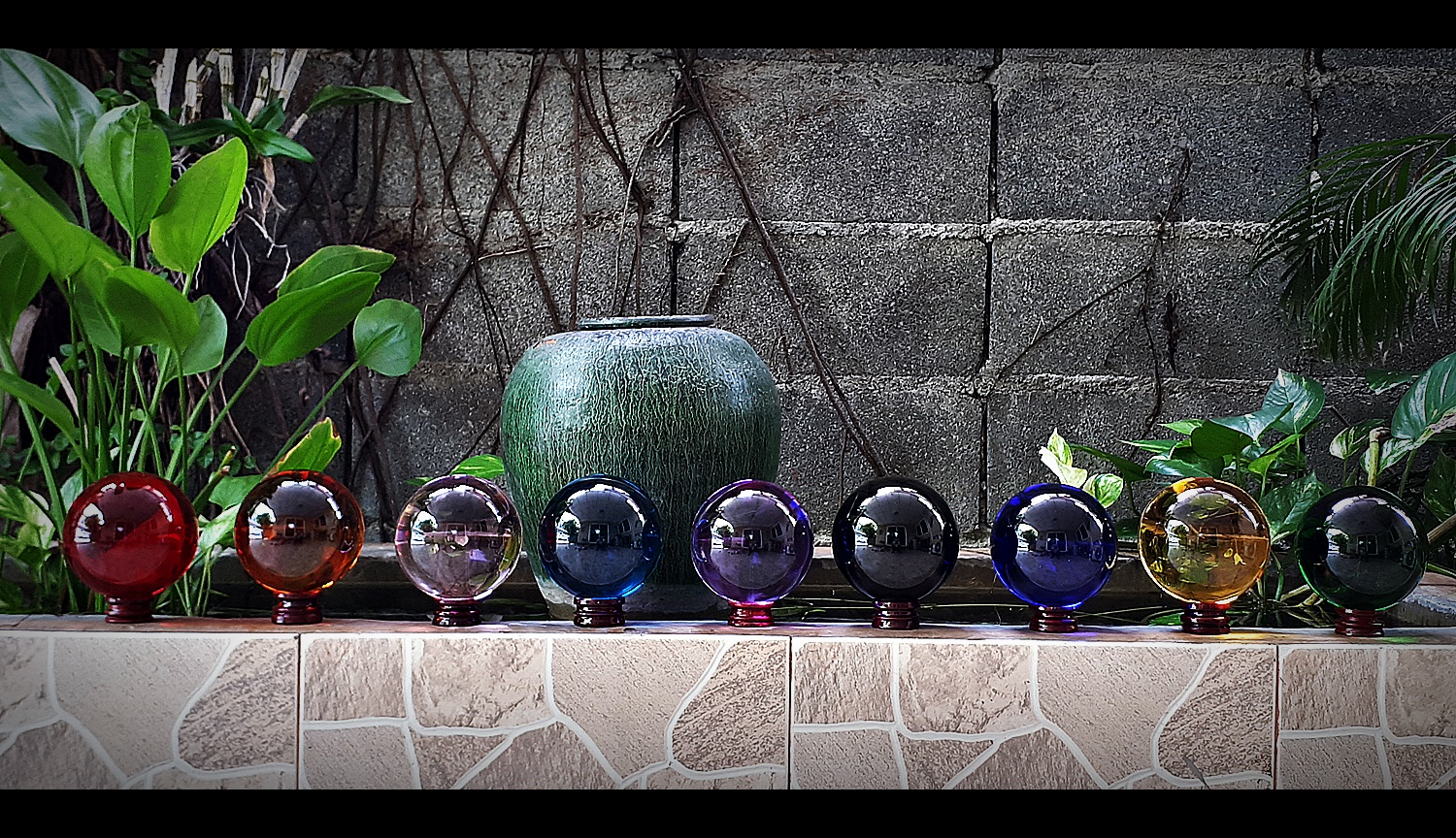 ลูกแก้ว 5 นิ้ว (13 เซนติเมตร ซม. CM) คละสีต่างๆ สีเขียว สีชมพู่ สีฟ้า สีน้ำเงิน สีแดง สีดำ สีใส สีเหลือง สีส้ม สีม่วง พร้อมฐานวางรอง