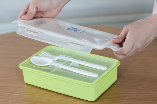 P07834 กล่องอาหารกลางวัน Superlock พร้อมช้อน จุ 0.65 ลิตร No.6189 (15*23*7 cm) ราคาขายส่งต่อ 1 โหล: 12 ใบ: เฉลี่ย 70 บต่อใบ