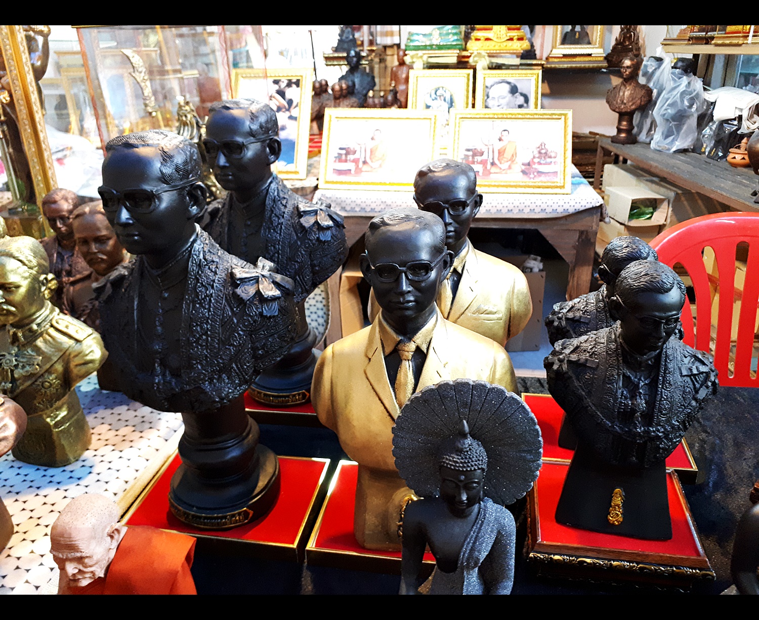 รูปหล่อใน หลวง ร.9 ครึ่งองค์ เนื้อศิลา