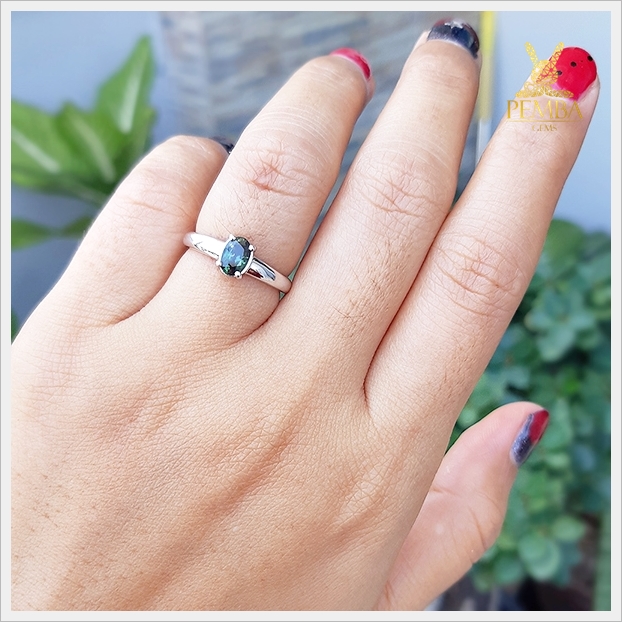 แหวนเขียวส่องแท้ สีเขียวใสไฟดี เงินแท้ ชุบทองคำขาว แหวนพลอยแท้