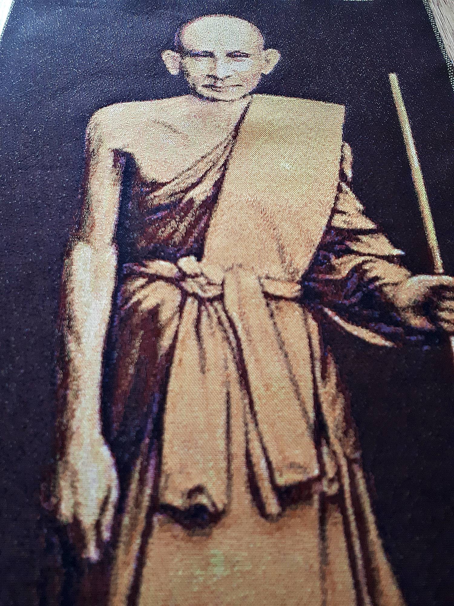 รูปภาพ หลวงปู่ศุข วัดปากคลองมะข่ามเฒ่า ยืนถือไม้เท้า ผืนใหญ่(สูง27นิ้ว กว้าง11นิ้ว) เนื้อผ้าอย่างดี ปี2561 #รับประกันแท้