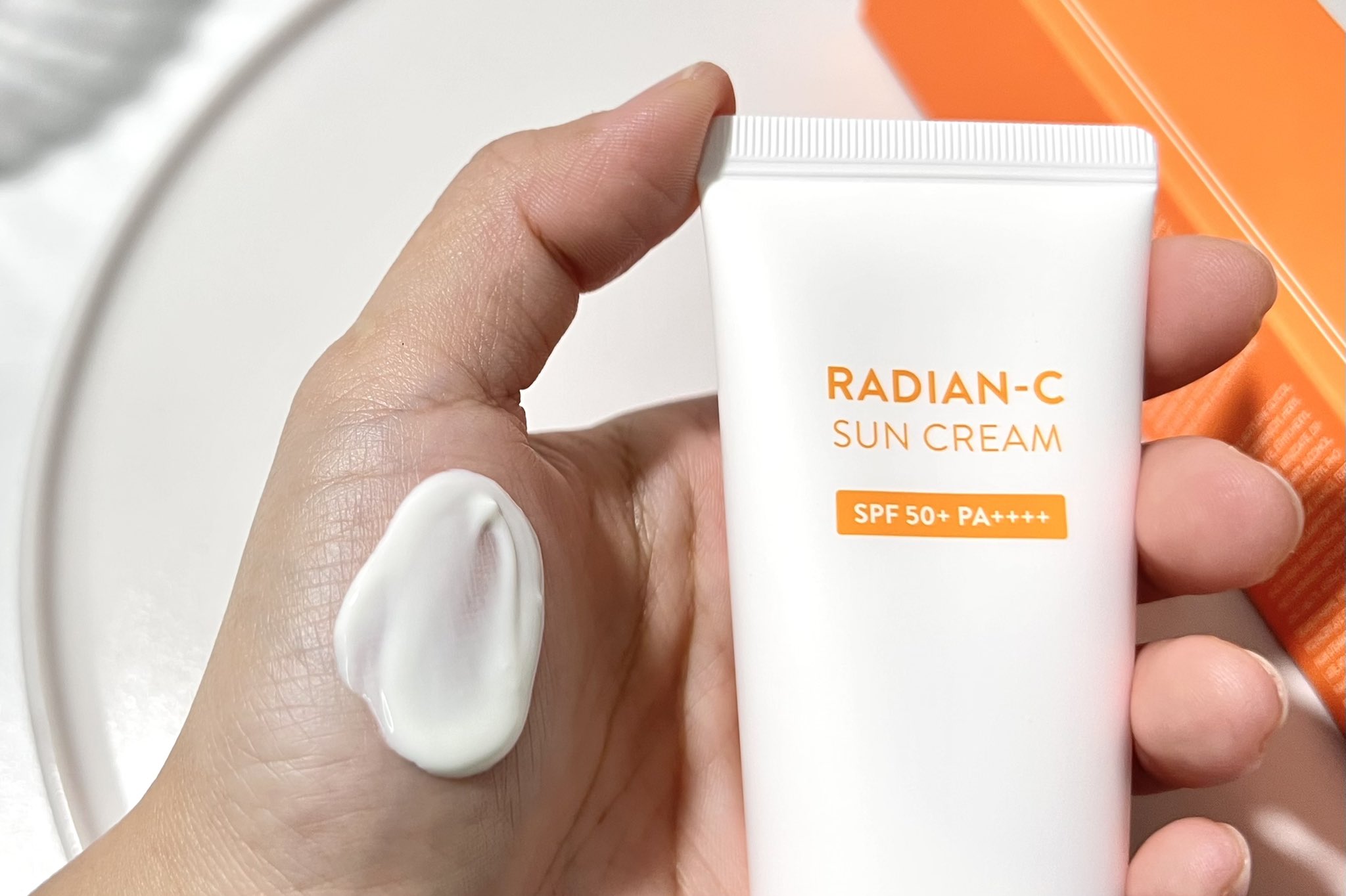 (กันแดด หลอด Tester 10mL) Laneige Radiance-C Sun Cream SPF 50+ PA++++ ลาเนจครีมกันแดด คุมมัน เนื้อบางเบา ซึมไว ไม่เป็นคราบ ให้การปกป้องผิวจาก UVA UVB ได้สูงสุด 50 เท่า พร้อมคุณสมบัติบำรุงผิวกระจ่างใส