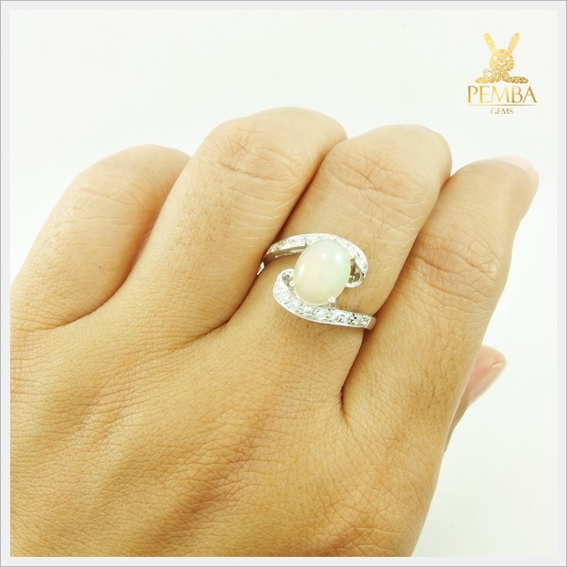 แหวนโอปอลขาว โดดเด่น เพิ่มความมั่นใจ แหวนพลอยแท้