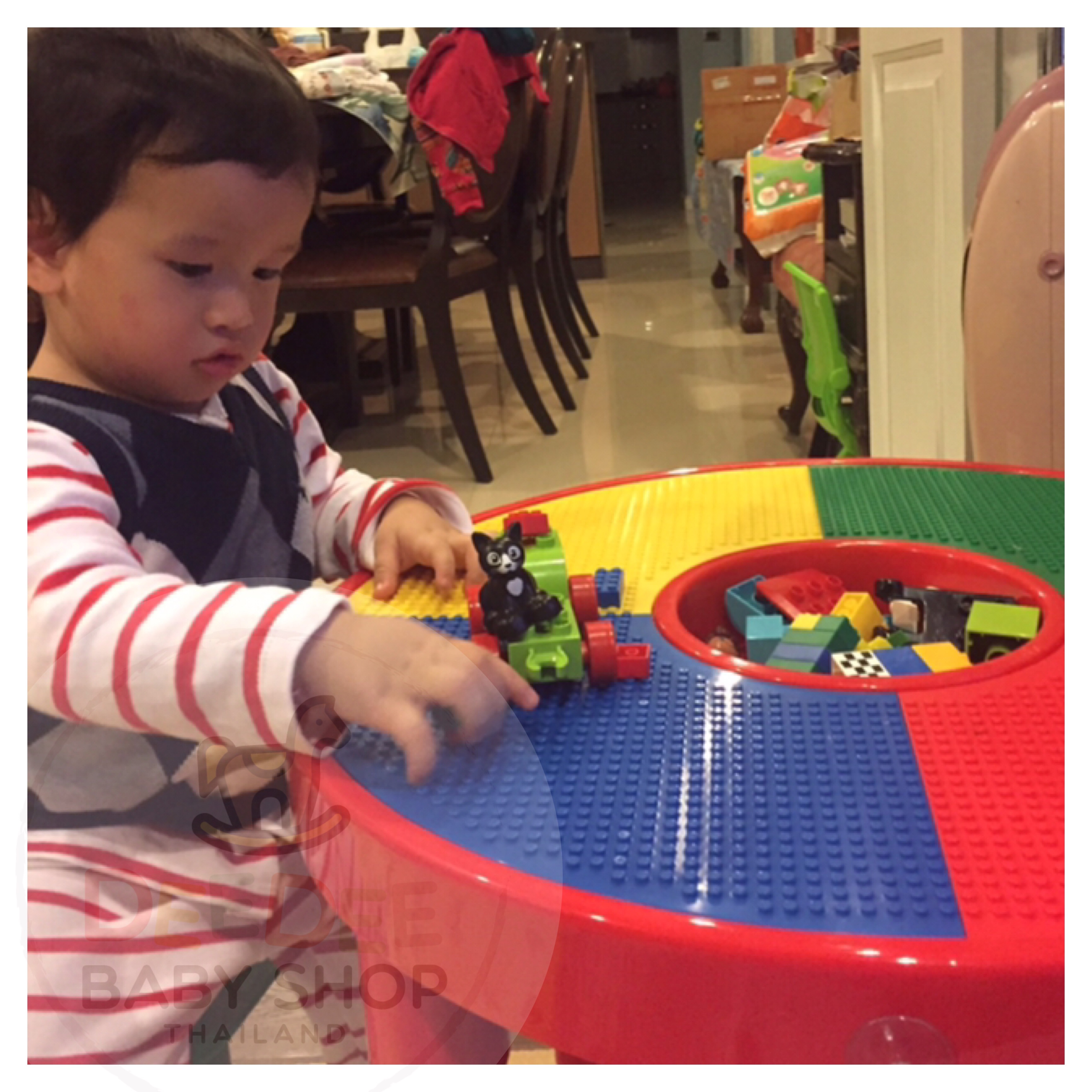 โต๊ะเลโก้เอนกประสงค์ทรงกลม Tot Tutors 2-in-1 Plastic LEGO Compartible Activity Table & 2 Chairs Set - Primary Colors