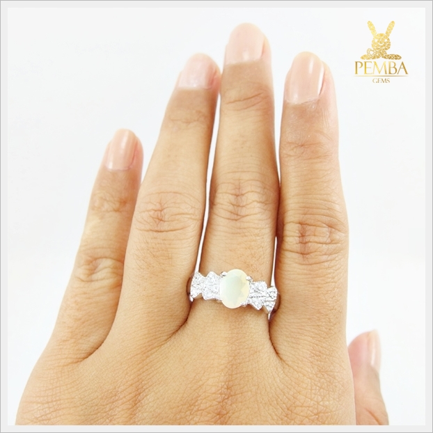 แหวนโอปอลขาว อัญมณีศิลปะสีเหลือบรุ้ง ใส่เพิ่มเสน่ห์ความมั่นใจ แหวนพลอยแท้