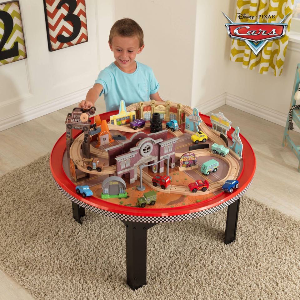 โต๊ะกิจกรรมพร้อมเมืองจำลอง KidKraft Disney Cars Cadillac Range Racetrack & Table