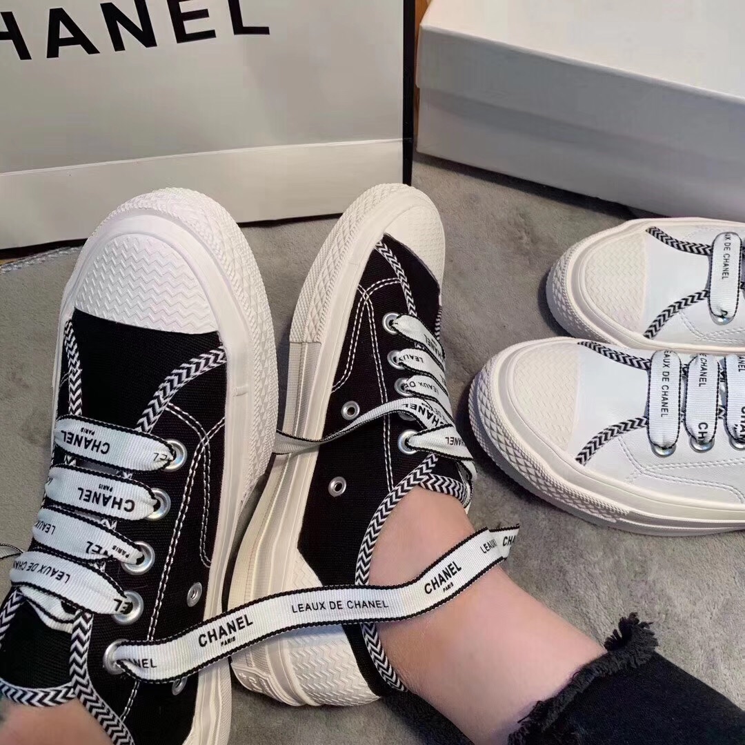 รองเท้าผ้าใบ cn sneakers สีขาวและสีดำ