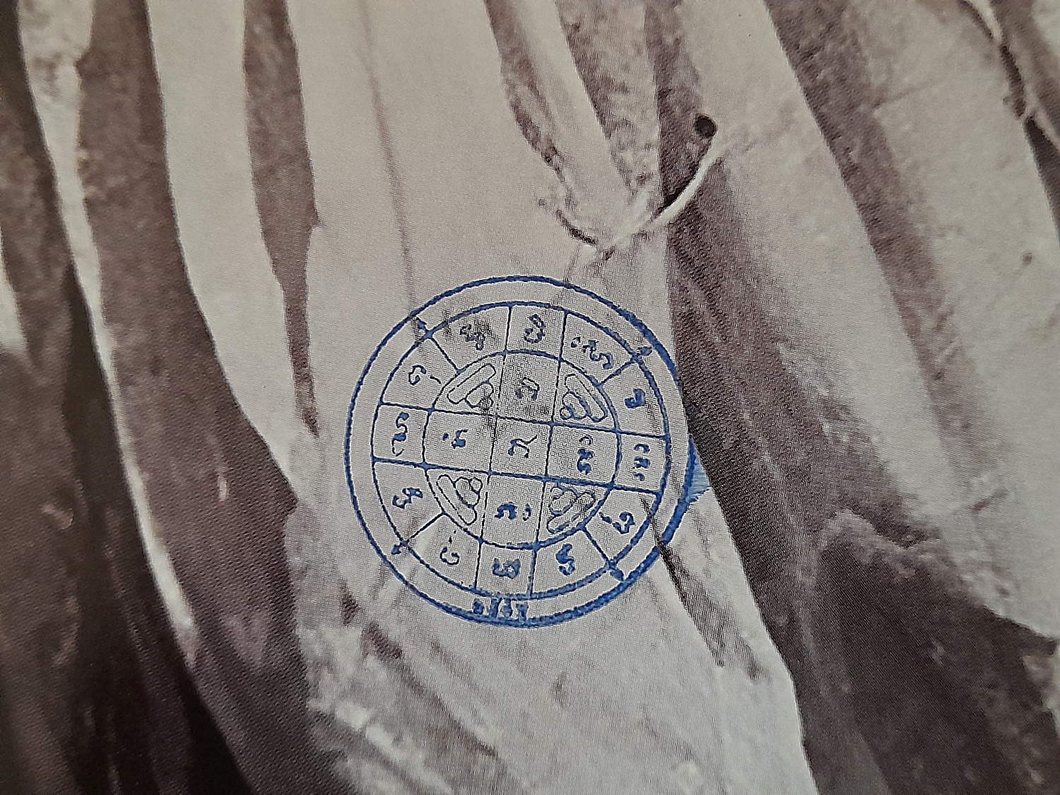 รูปภาพ รดน้ำมนต์(แผ่นใหญ่) หลวงพ่อกวย วัดโฆสิตาราม(วัดบ้านแค) จ.ชัยนาท ปี2563 - (ขนาด15x21นิ้ว จีวรส้ม ด้านหน้ายันต์ครู ด้านหลังยันต์ยันต์ไตรสรณะคม) ปี2564 #สร้างและปลุกเสกจากวัดโฆสิตาราม #รับประกันแท้