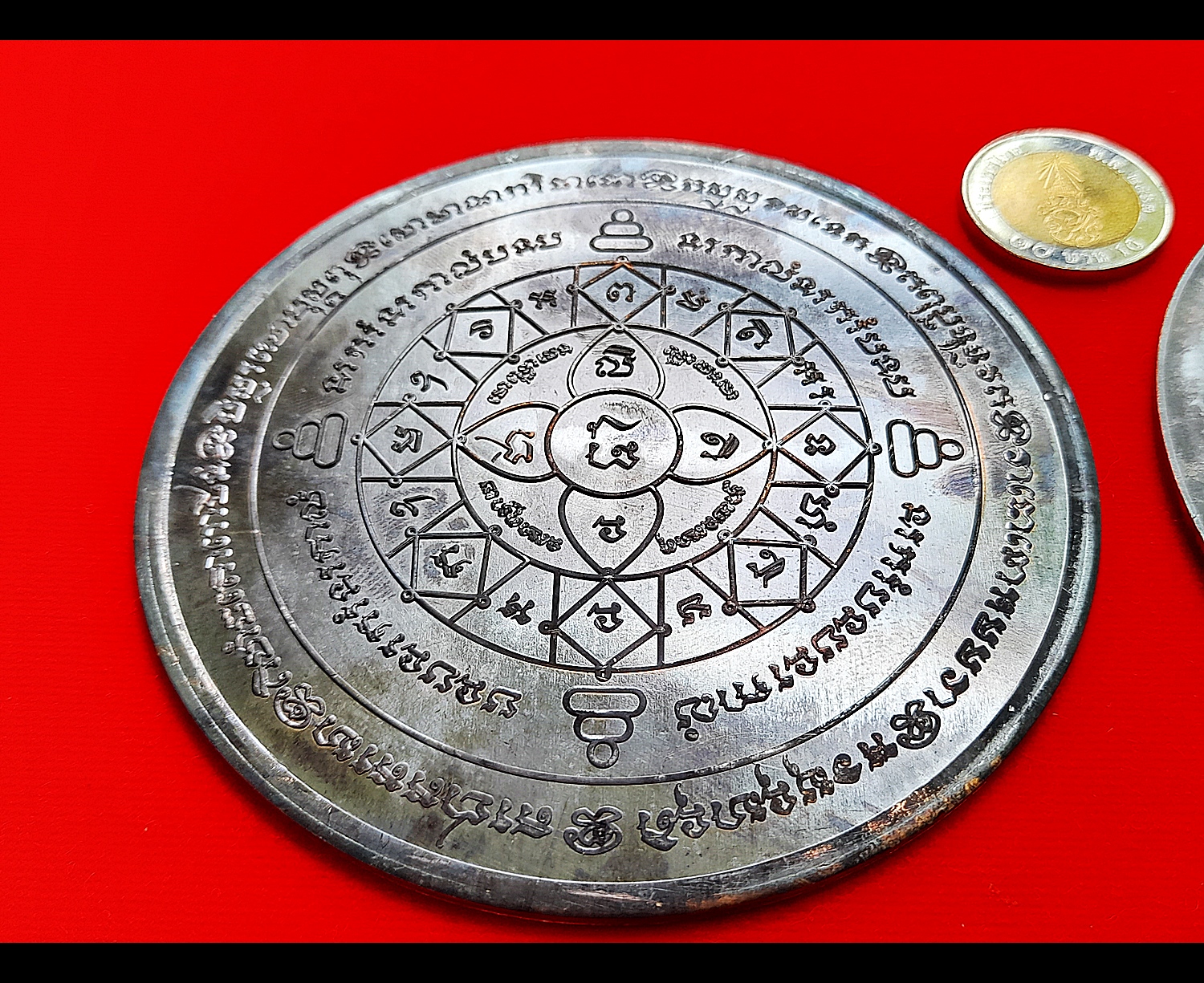 แผ่นยันต์รองกระถางธูป (ขนาดใหญ่4นิ้ว หนา2มิล) เนื้อนวะ(มีส่วนผสมของทองคำ) ปี2564 (ใช้ใส่ในกระถางธูปเพื่อเสริมการบูชาข้อพร) #รับประกันแท้