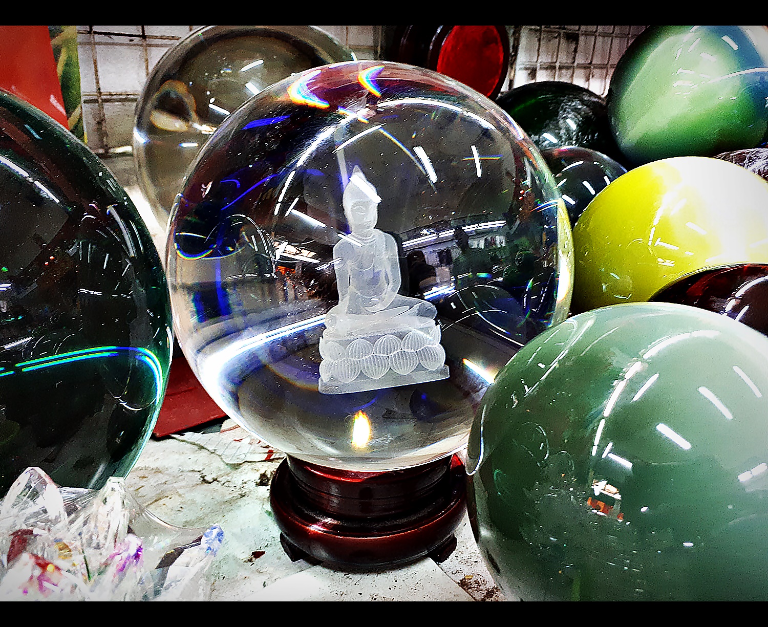 ลูกแก้ว ลาย พระพุทธรูป 3 มิติ ขนาด 8นิ้ว (20ซม.) พร้อมฐานไม้รองวาง