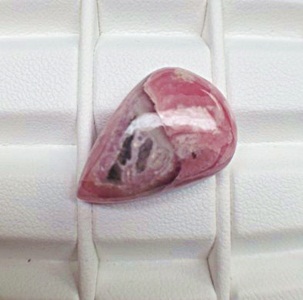 Natural Rhodochrosite โรโดโครไซด์ หินสี รูปหยดน้ำ หนัก 21.58 กะรัต ขนาดตามใบเซอร์ 15.11x21.97x6.96 มิล สีชมพูแดง ลวดลายสวยงาม ความโค้งนูนสวย