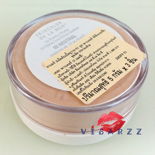 (Mfg. 08/55) La Mer Skincolor De La Mer The Powder 5g # 02 Neutral แป้งฝุ่นเนื้อละเอียดบางเบาพิเศษ ด้วยสูตรเฉพาะจาก La Mer ที่พัฒนามาเป็นพิเศษ เพื่อให้เนื้อแป้งเนียนเรียบกลืนไปกับผิว ด้วยส่วนผสมที่รังสรรค์จากใต้ทะเลลึก ช่วยปรับโครงสร้างและช่วยอำพรางร่อยรอ