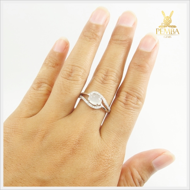 แหวนมูนสโตนแท้ สีขาวนวล ชวนเสน่ห์หา