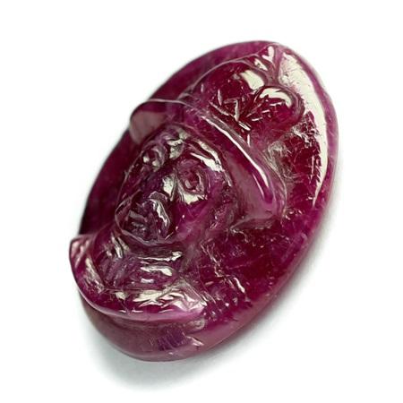 Carving Unheated Natural Ruby King Taksin นำก้อนมาแกะสลักโดยก้อนไม่ผ่านการเผา น้ำหนัก 15.91 กะรัต สีแดงหวานสวย งานแกะสลักสวย