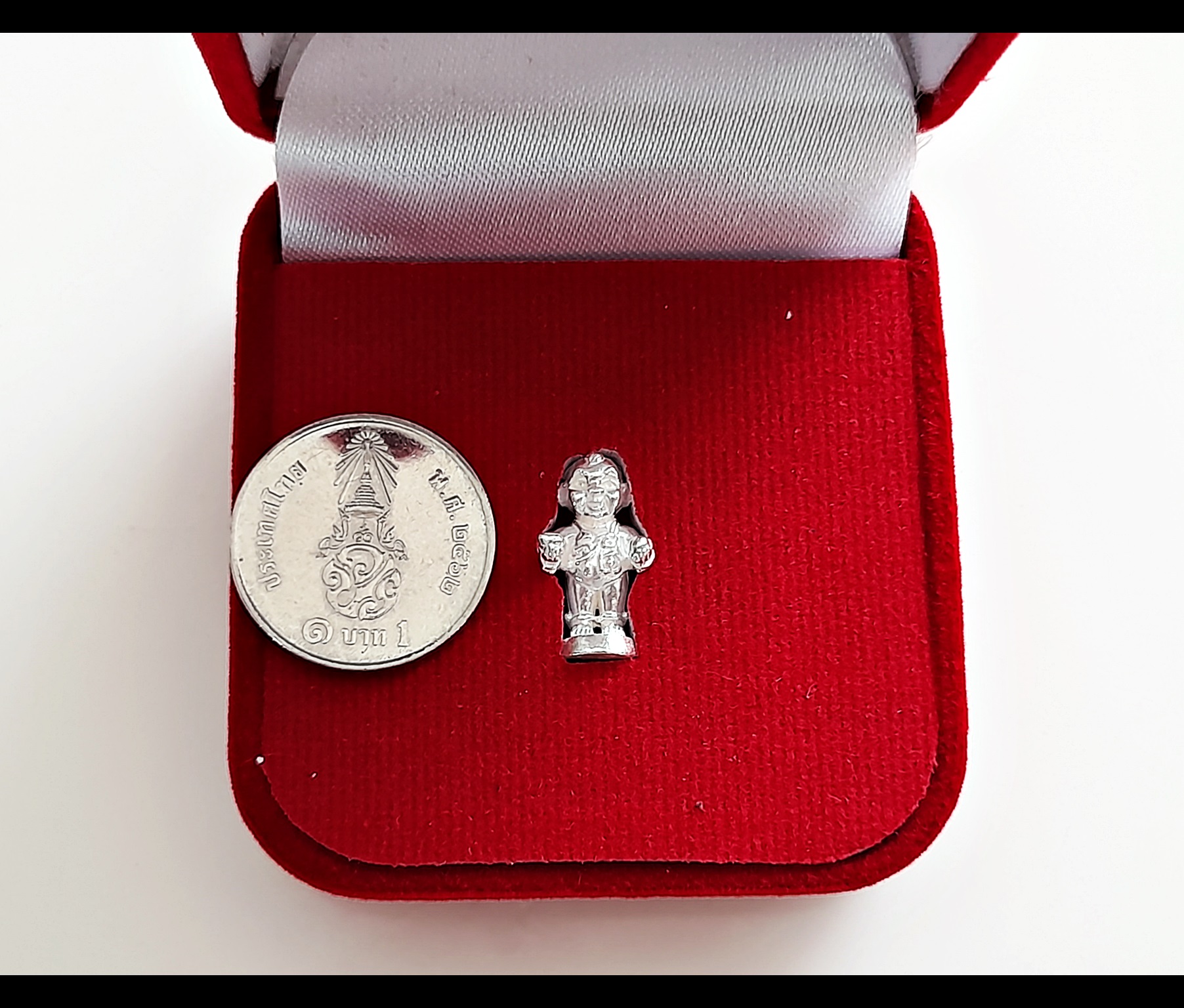 กุมารแห่งความสำเร็จ - กุมารจีน (ใส่ชุดเอี๊ยมจีน ซ้ายถือทอง ขวาถือลูกท้อ ใส่กำไล) เนื้อเงินชนวน(ขนาดจิ๋ว) ฐานบรรจุมวลสาร ปี2564 #รับประกันแท้