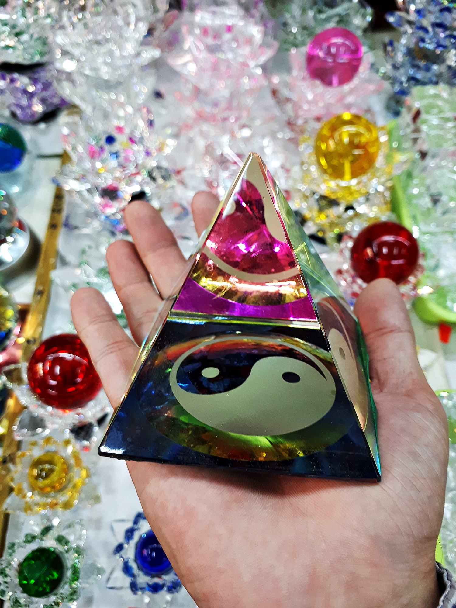 แก้ว พีระมิด สามเหลี่ยม ลาย หยินหยาง ปรับเสริม ฮวงจุ้ย