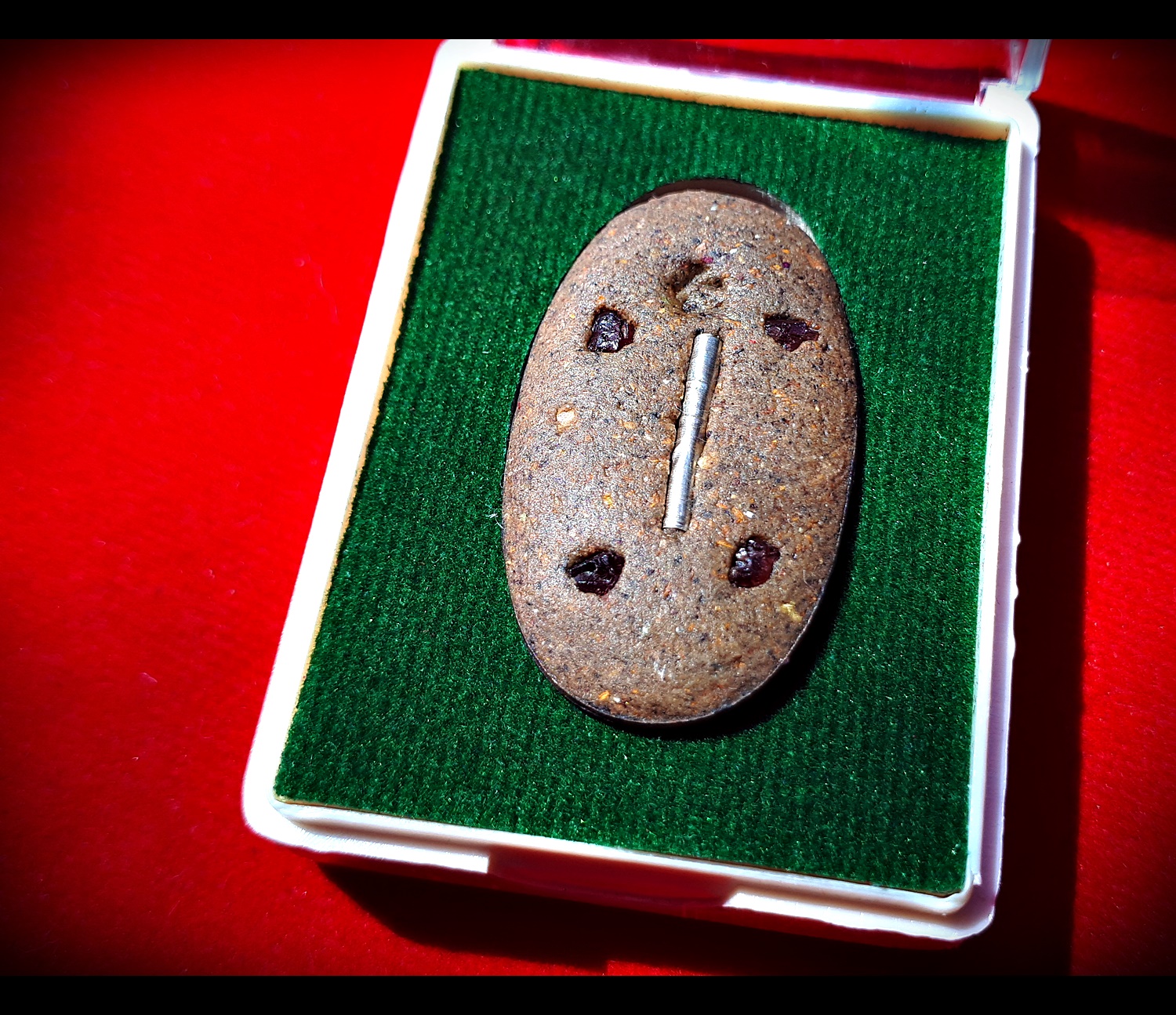 ล๊อกเก็ต เซียนแปะ ถือกระบี่และแส้ ฉากสีเหลือง ด้านหลังอุดผงฟ้าประทานพร ฝังตะกรุด รุ่นฟ้าประกาศิต ปี2560 #รับประกันแท้ - หลวงพี่เก่ง วัดท่าเสา